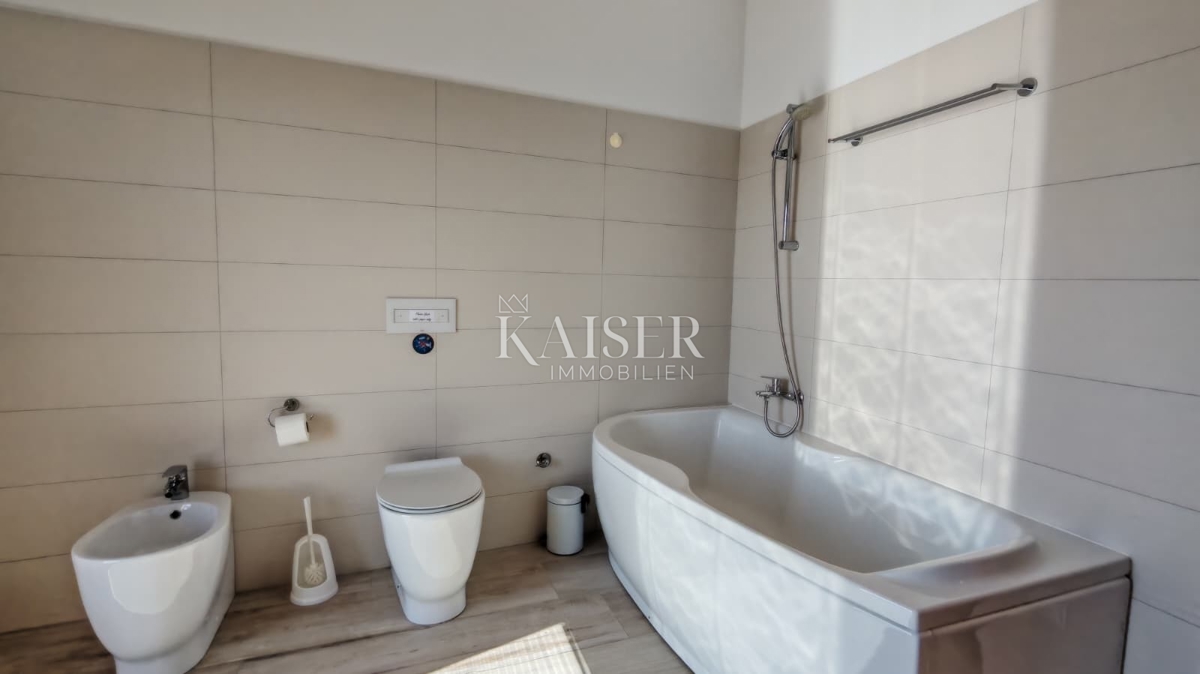 Isola di Krk, Dobrinj - casa in pietra ristrutturata 105m2 con piscina