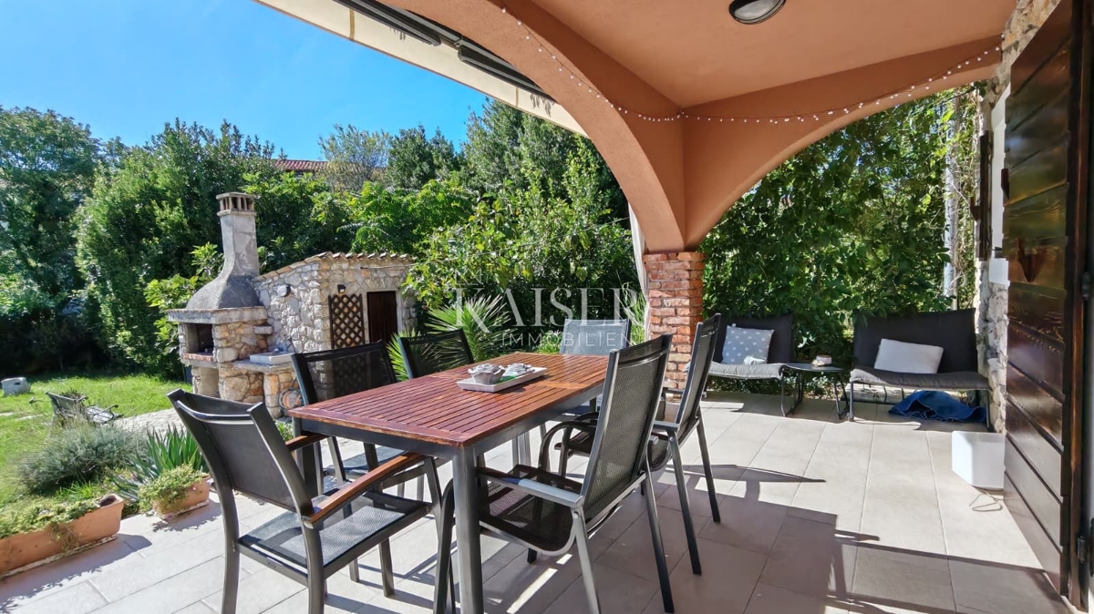 Isola di Krk, Dobrinj - casa in pietra ristrutturata 105m2 con piscina