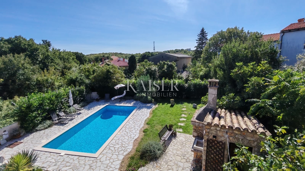 Isola di Krk, Dobrinj - casa in pietra ristrutturata 105m2 con piscina