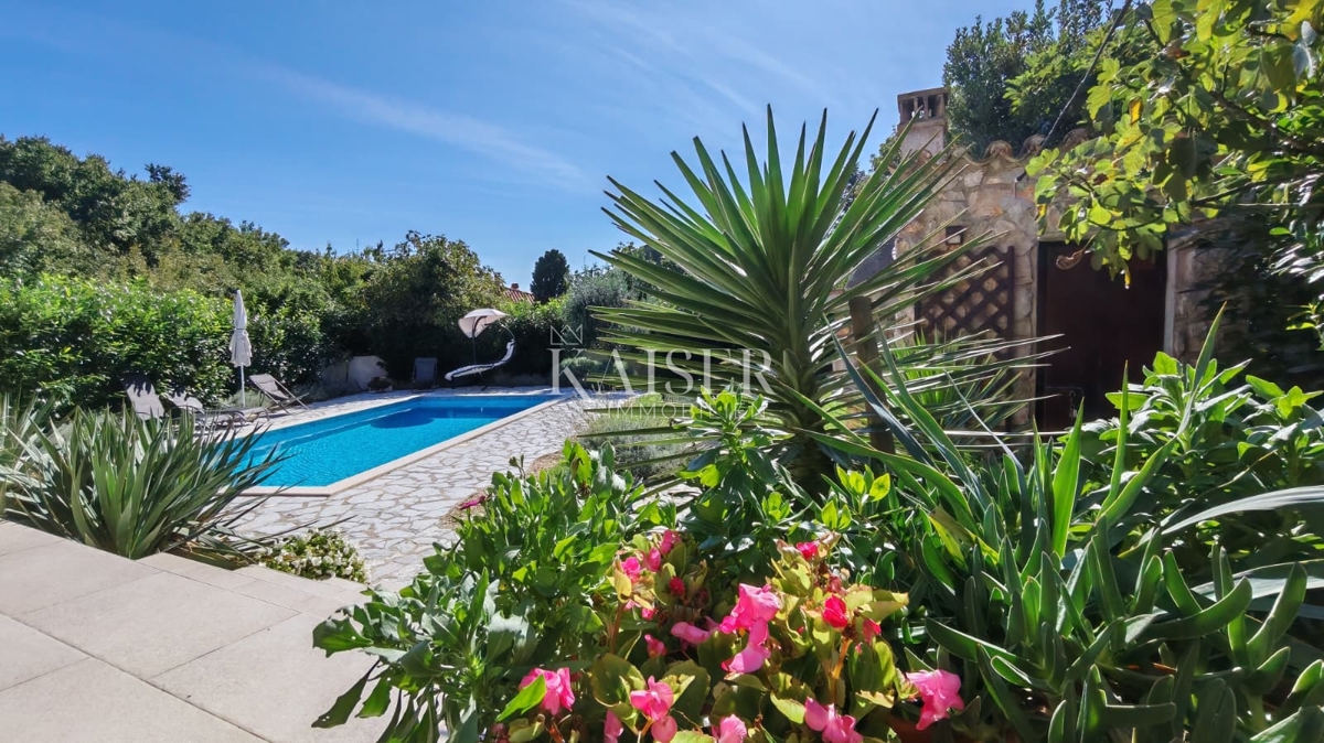 Isola di Krk, Dobrinj - casa in pietra ristrutturata 105m2 con piscina