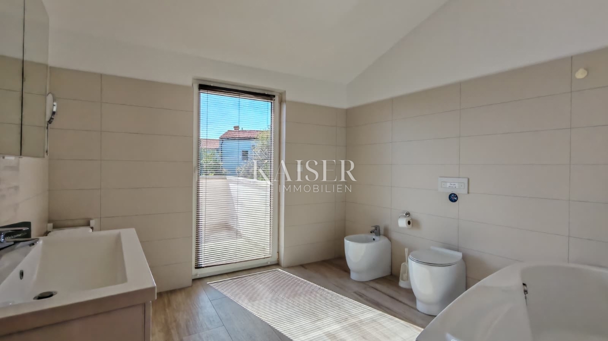 Isola di Krk, Dobrinj - casa in pietra ristrutturata 105m2 con piscina