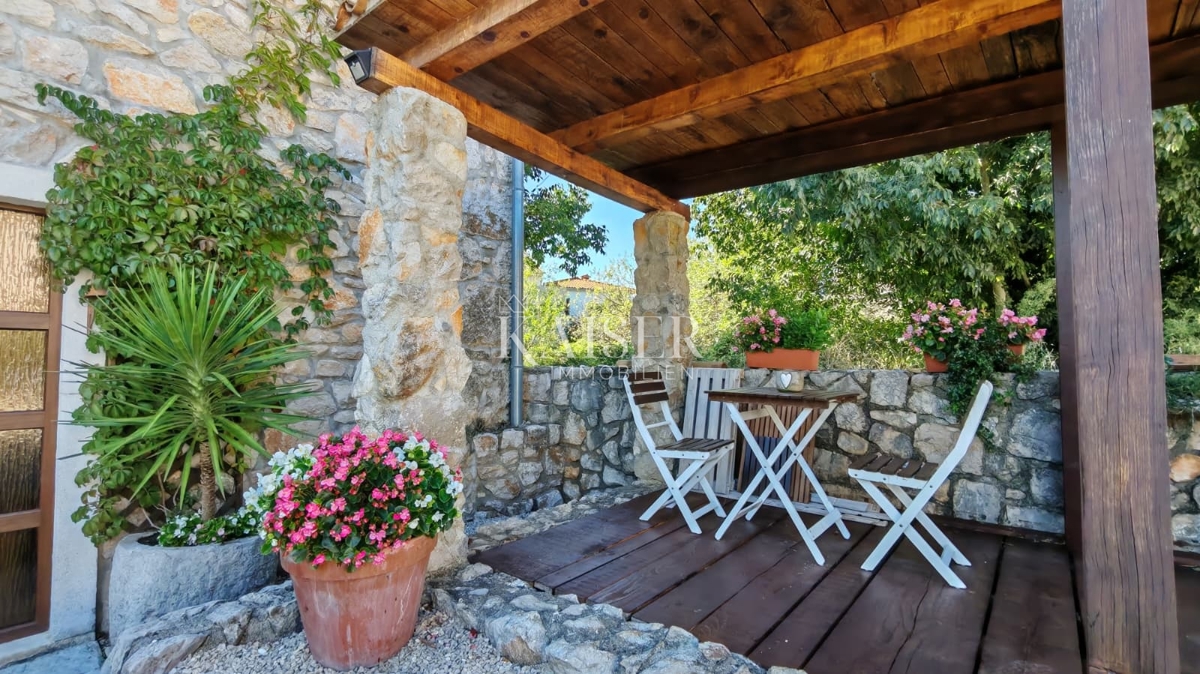 Isola di Krk, Dobrinj - casa in pietra ristrutturata 105m2 con piscina