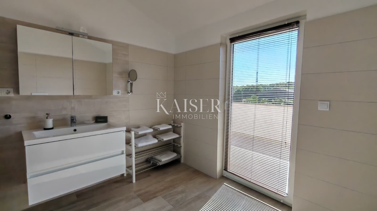 Isola di Krk, Dobrinj - casa in pietra ristrutturata 105m2 con piscina