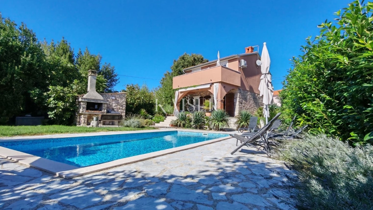 Isola di Krk, Dobrinj - casa in pietra ristrutturata 105m2 con piscina
