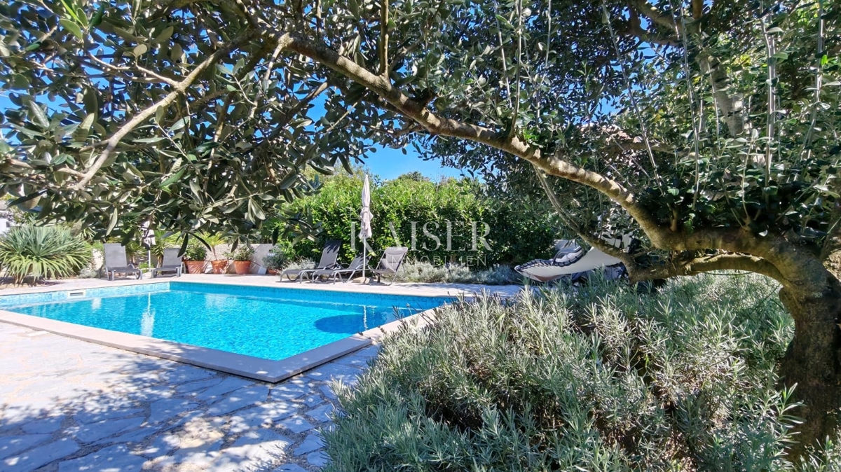 Isola di Krk, Dobrinj - casa in pietra ristrutturata 105m2 con piscina
