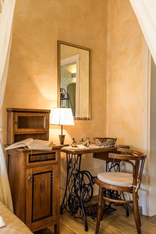 Tribalj, lussuosa casa in pietra con piscina