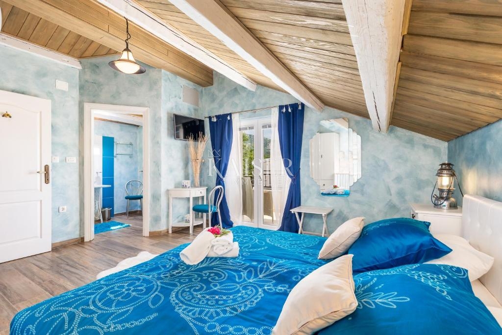 Tribalj, lussuosa casa in pietra con piscina