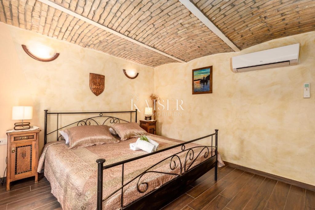 Tribalj, lussuosa casa in pietra con piscina