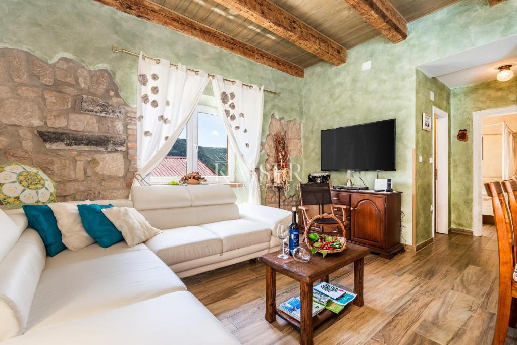 Tribalj, lussuosa casa in pietra con piscina