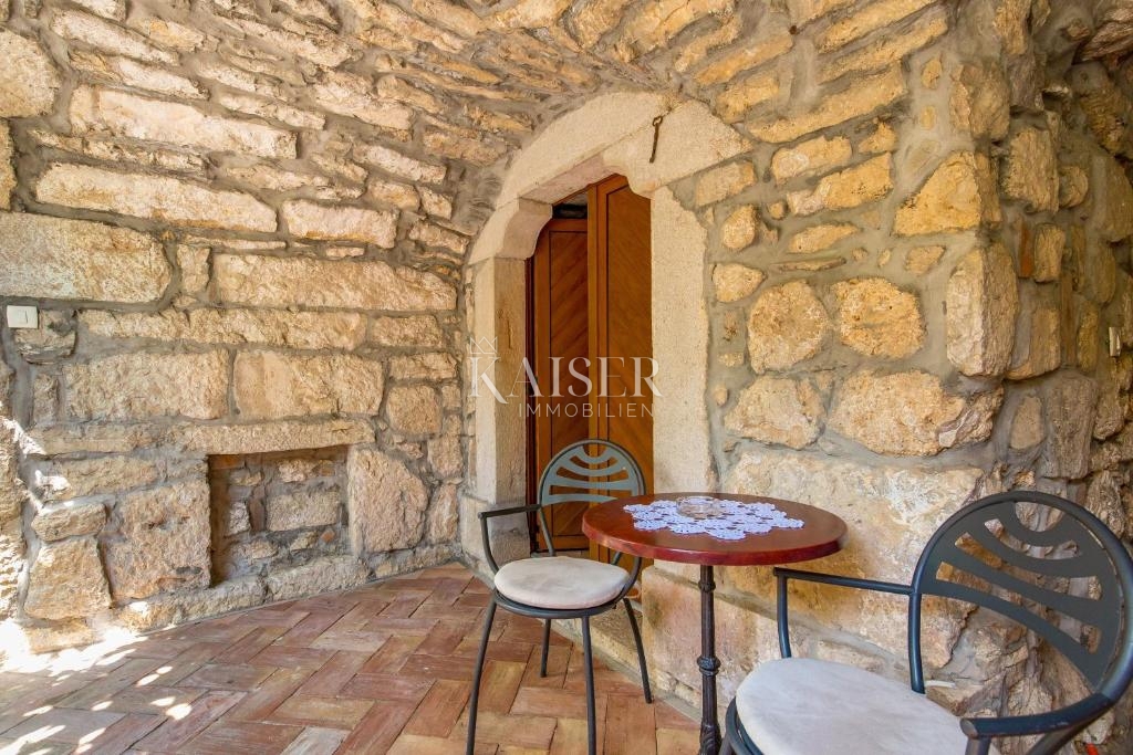 Tribalj, lussuosa casa in pietra con piscina