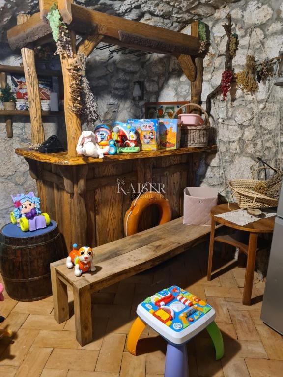 Tribalj, lussuosa casa in pietra con piscina
