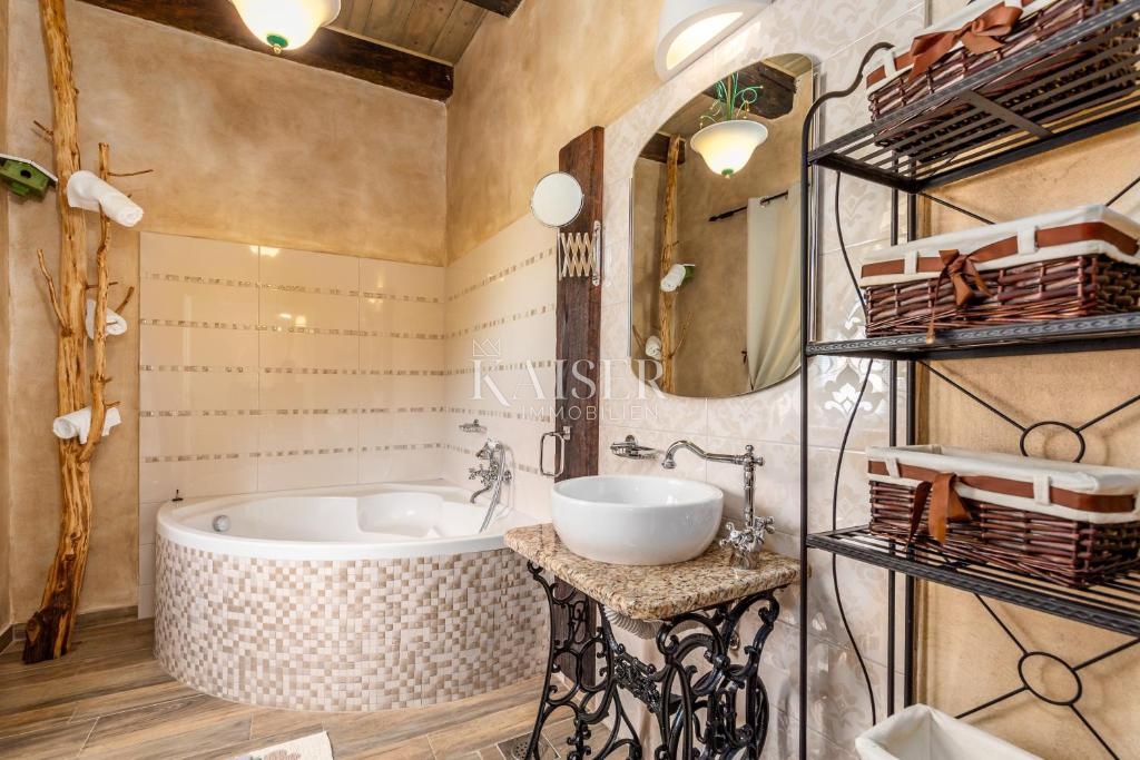 Tribalj, lussuosa casa in pietra con piscina