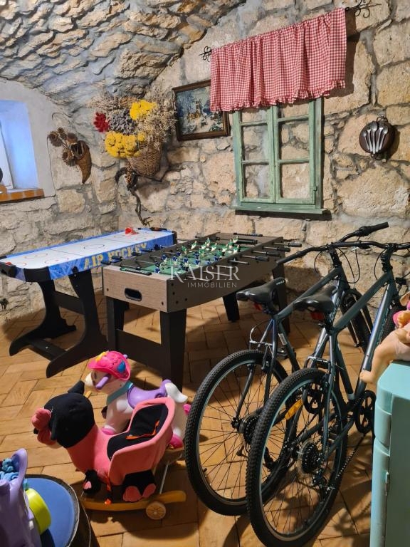Tribalj, lussuosa casa in pietra con piscina