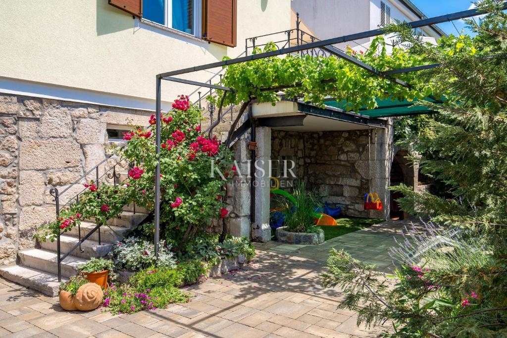 Tribalj, lussuosa casa in pietra con piscina