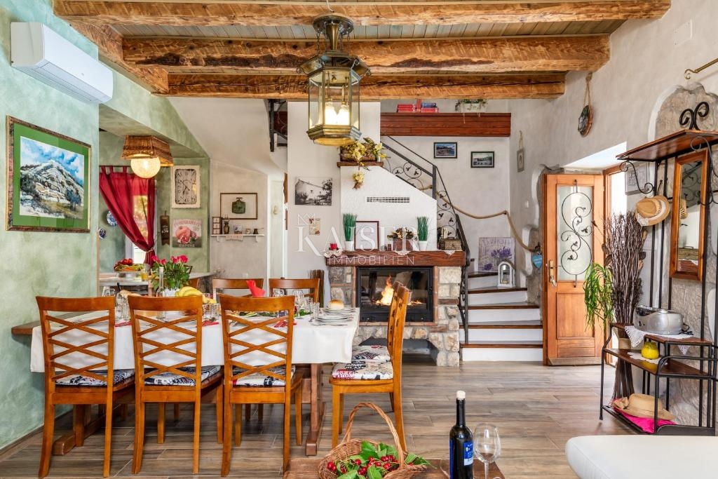 Tribalj, lussuosa casa in pietra con piscina