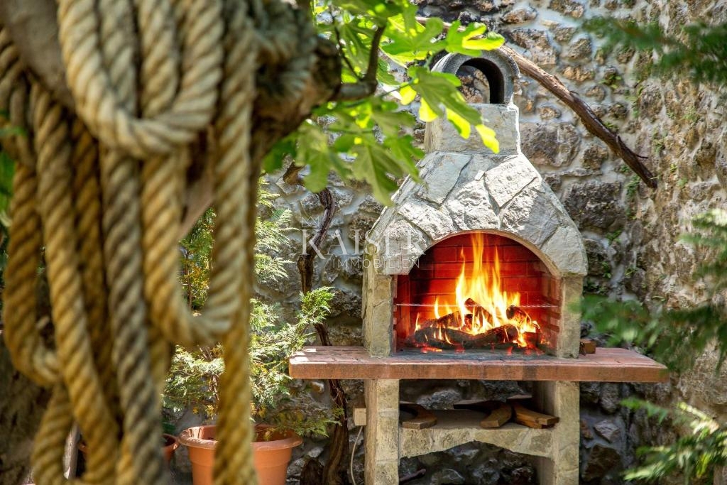 Tribalj, lussuosa casa in pietra con piscina