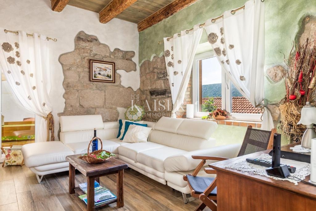 Tribalj, lussuosa casa in pietra con piscina