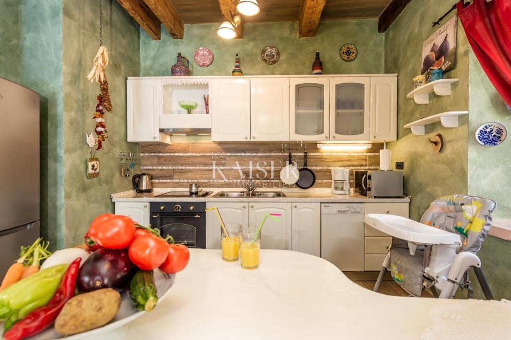 Tribalj, lussuosa casa in pietra con piscina