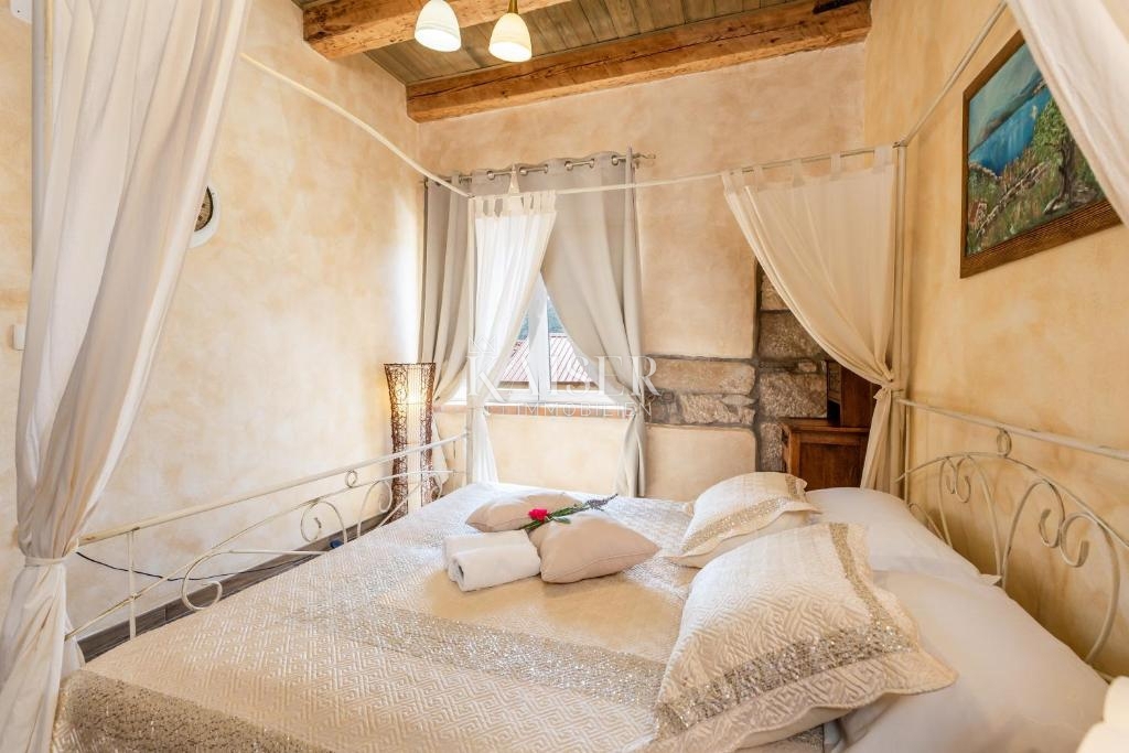 Tribalj, lussuosa casa in pietra con piscina