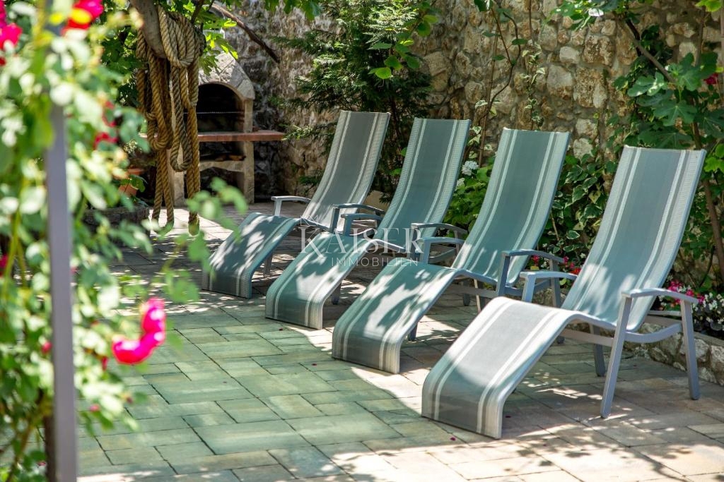 Tribalj, lussuosa casa in pietra con piscina