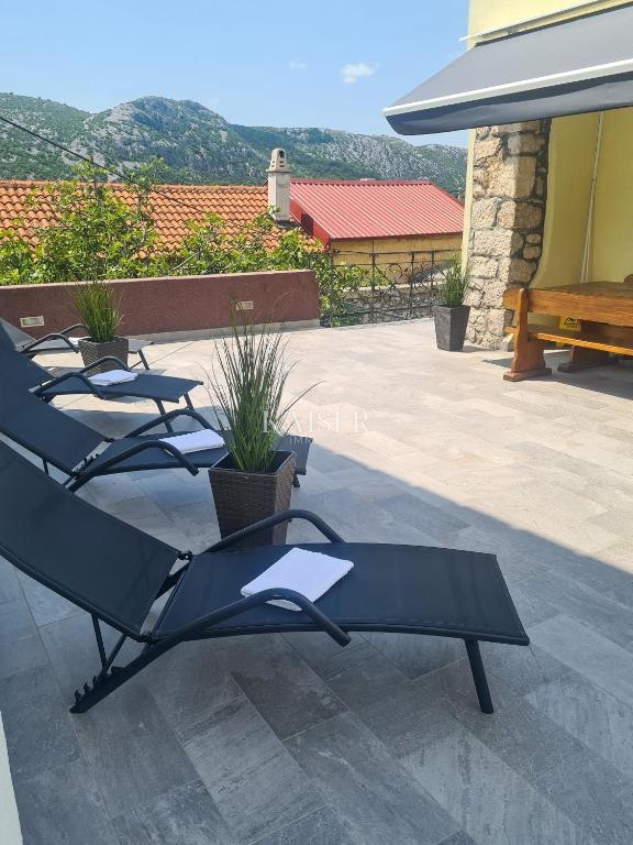 Tribalj, lussuosa casa in pietra con piscina