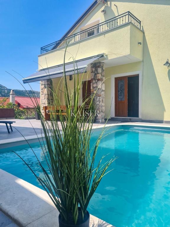 Tribalj, lussuosa casa in pietra con piscina