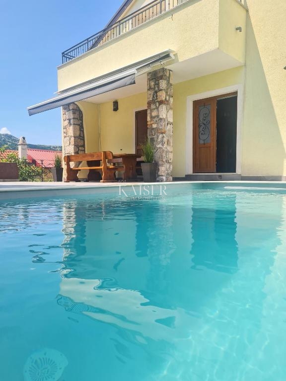 Tribalj, lussuosa casa in pietra con piscina