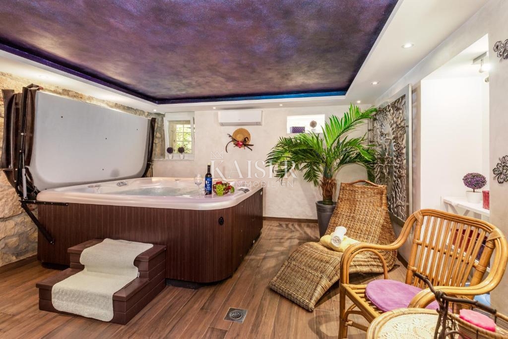 Tribalj, lussuosa casa in pietra con piscina
