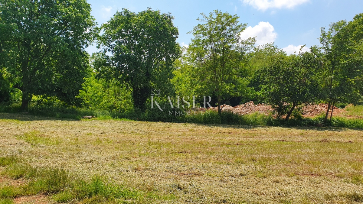 Istria - Kaštelir, terreno edificabile con servizi 1550m2