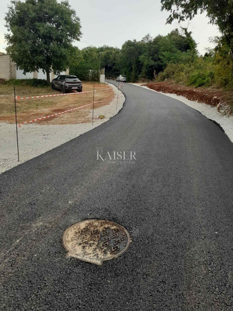 Istria - Kaštelir, terreno edificabile con servizi 1550m2