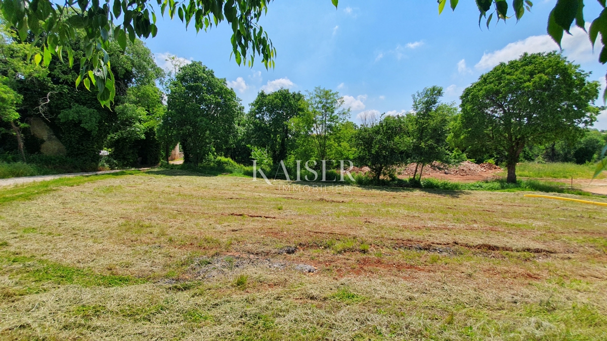 Istria - Kaštelir, terreno edificabile con servizi 1550m2