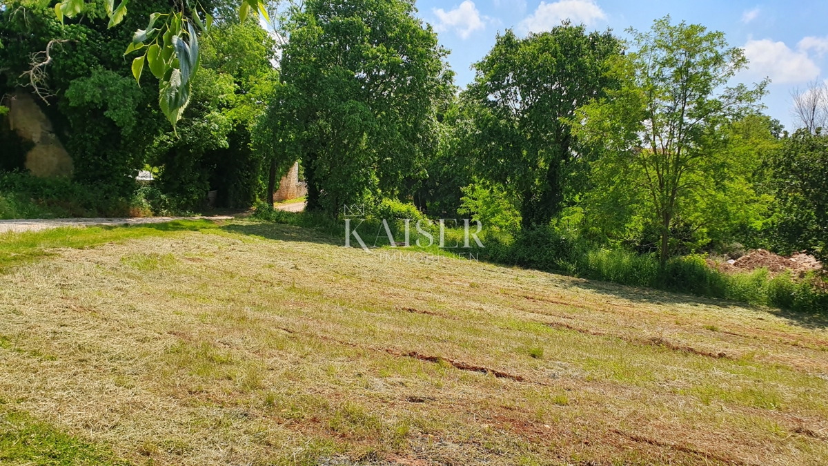 Istria - Kaštelir, terreno edificabile con servizi 1550m2