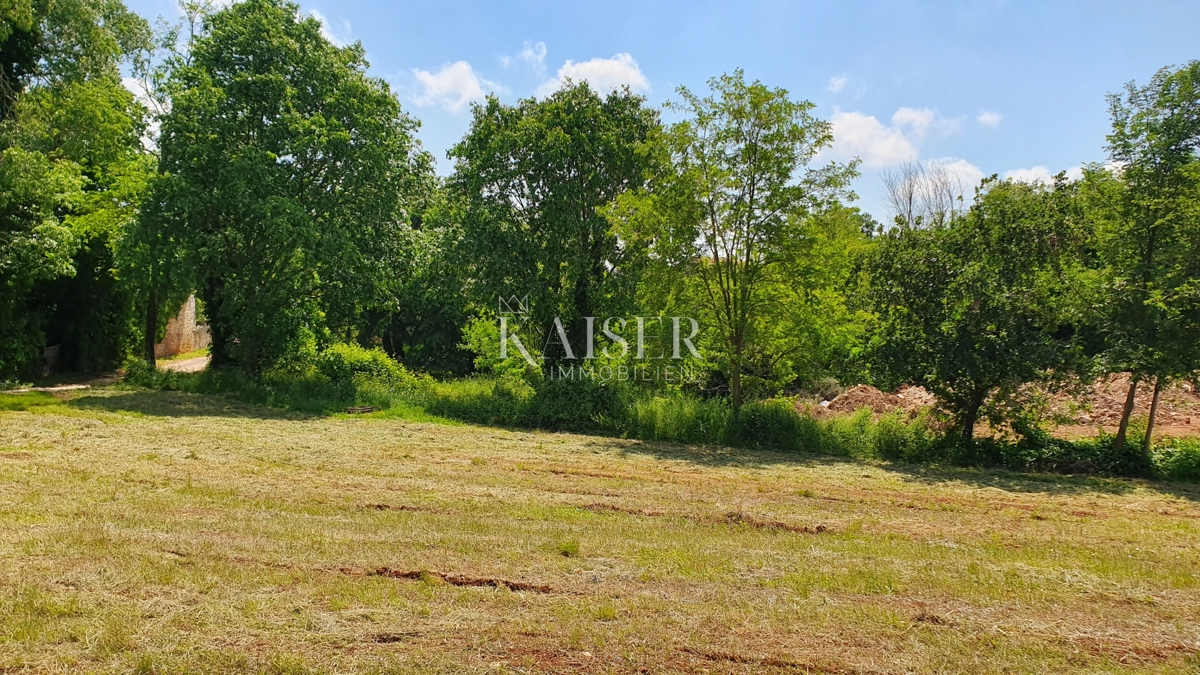 Istria - Kaštelir, terreno edificabile con servizi 1550m2
