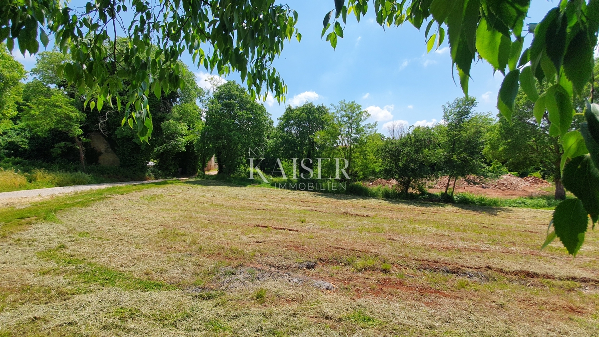 Istria - Kaštelir, terreno edificabile con servizi 1550m2