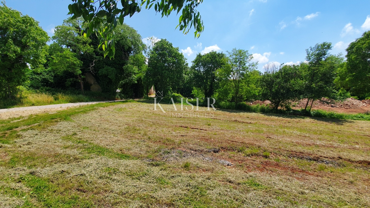 Istria - Kaštelir, terreno edificabile con servizi 1550m2