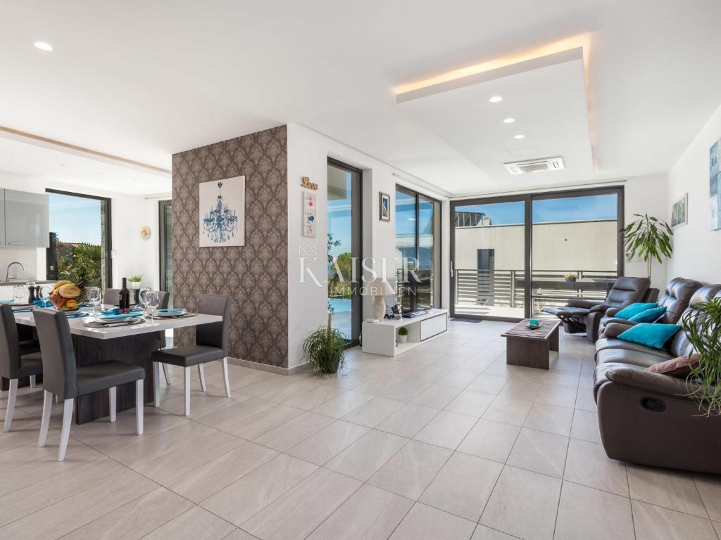 Kostrena, casa con tre unità abitative e una splendida vista sul Golfo del Quarnero