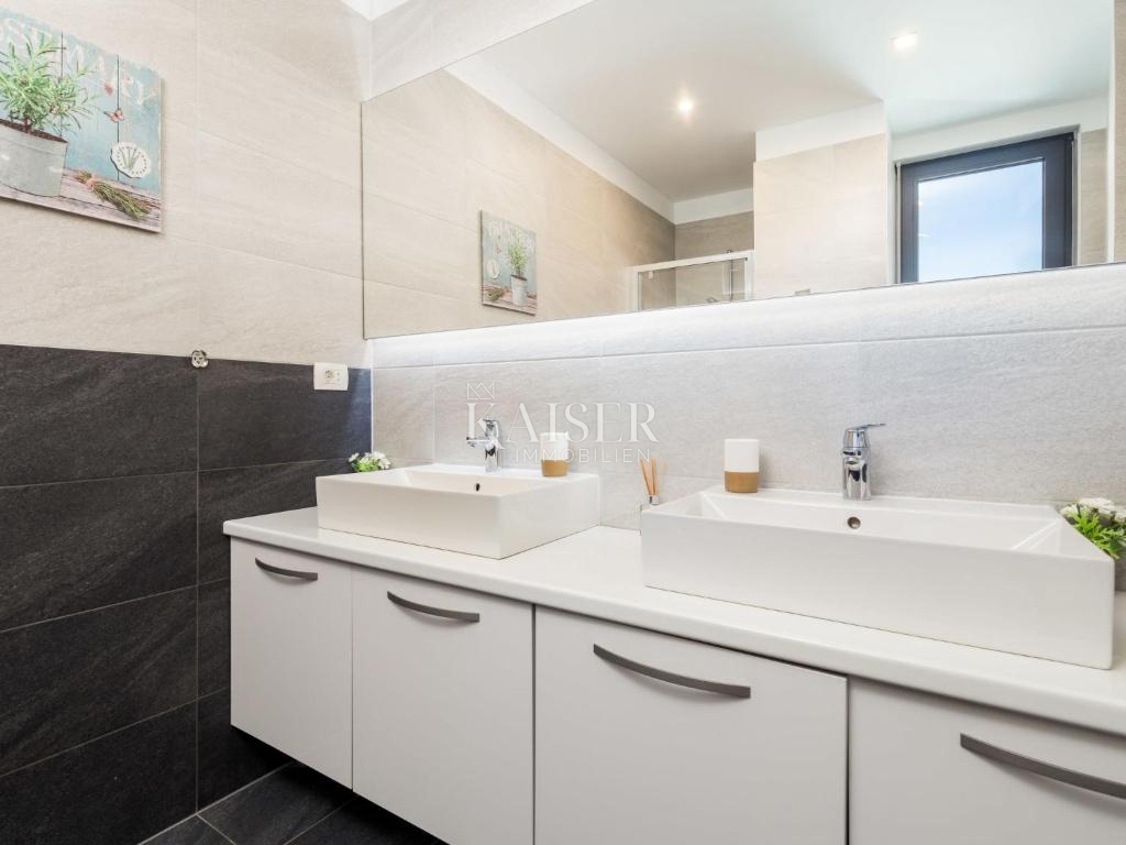 Kostrena, casa con tre unità abitative e una splendida vista sul Golfo del Quarnero