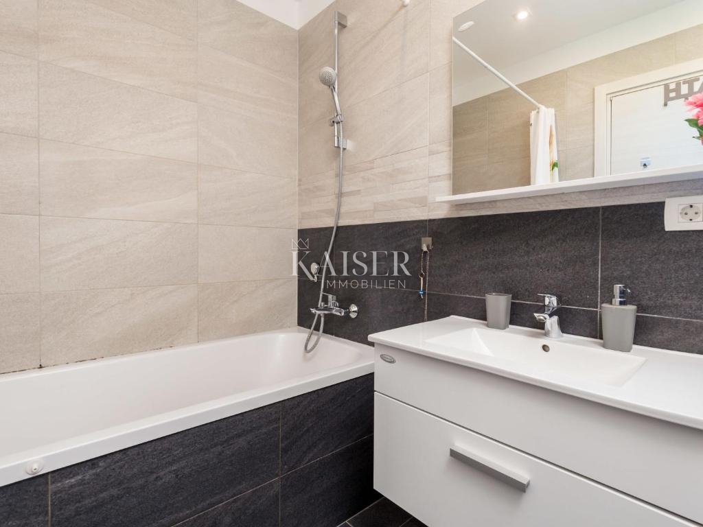 Kostrena, casa con tre unità abitative e una splendida vista sul Golfo del Quarnero