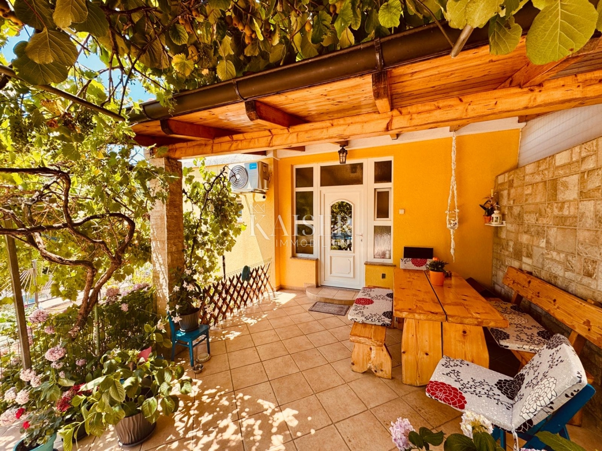 Rijeka, Draga – Tradizionale casa bifamiliare in pietra con giardino e garage