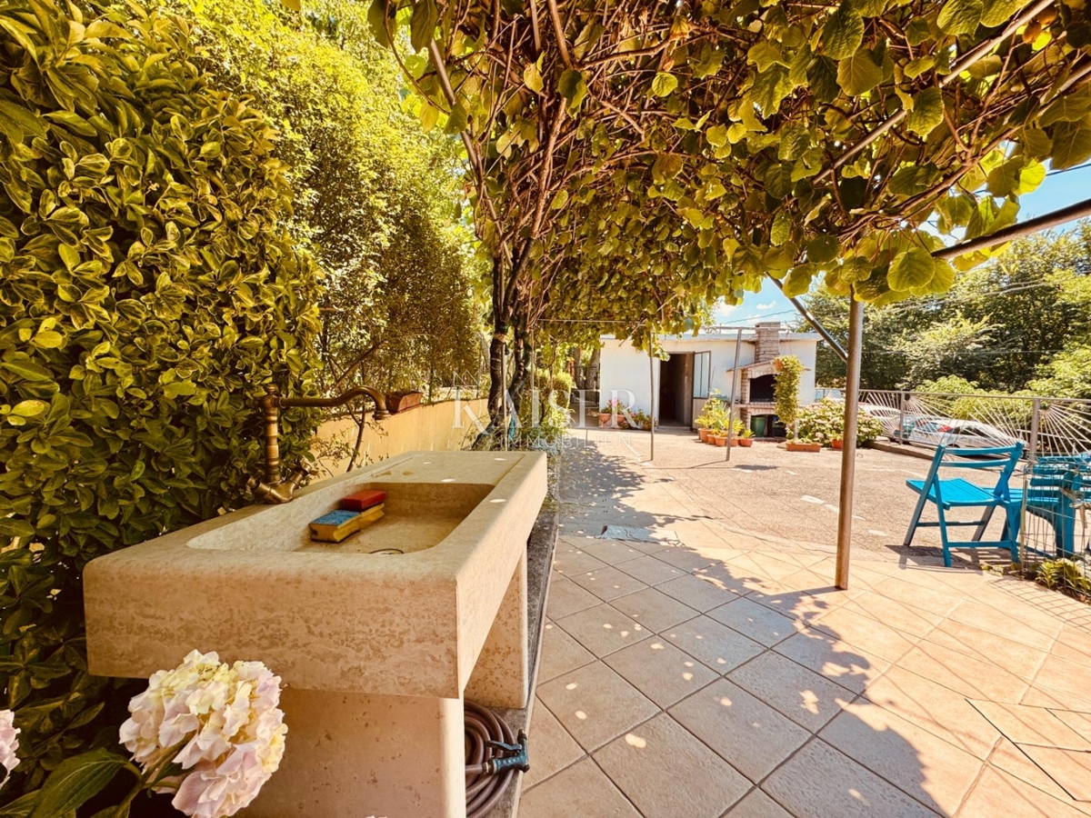 Rijeka, Draga – Tradizionale casa bifamiliare in pietra con giardino e garage