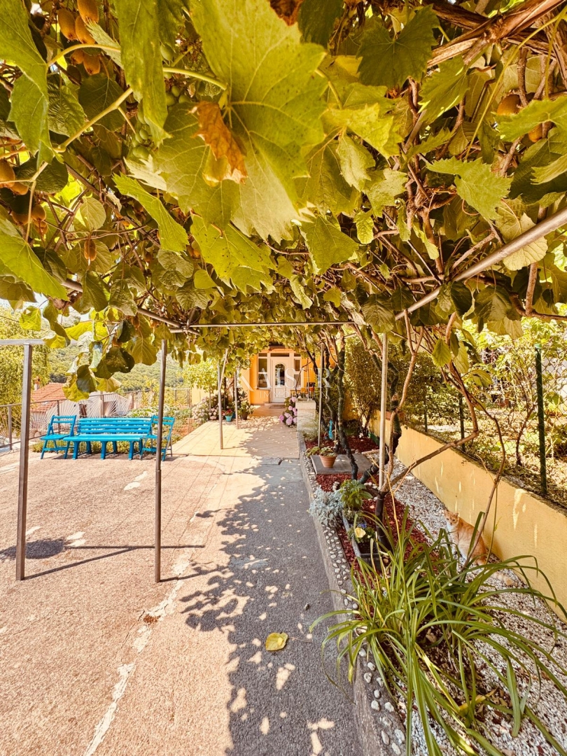 Rijeka, Draga – Tradizionale casa bifamiliare in pietra con giardino e garage