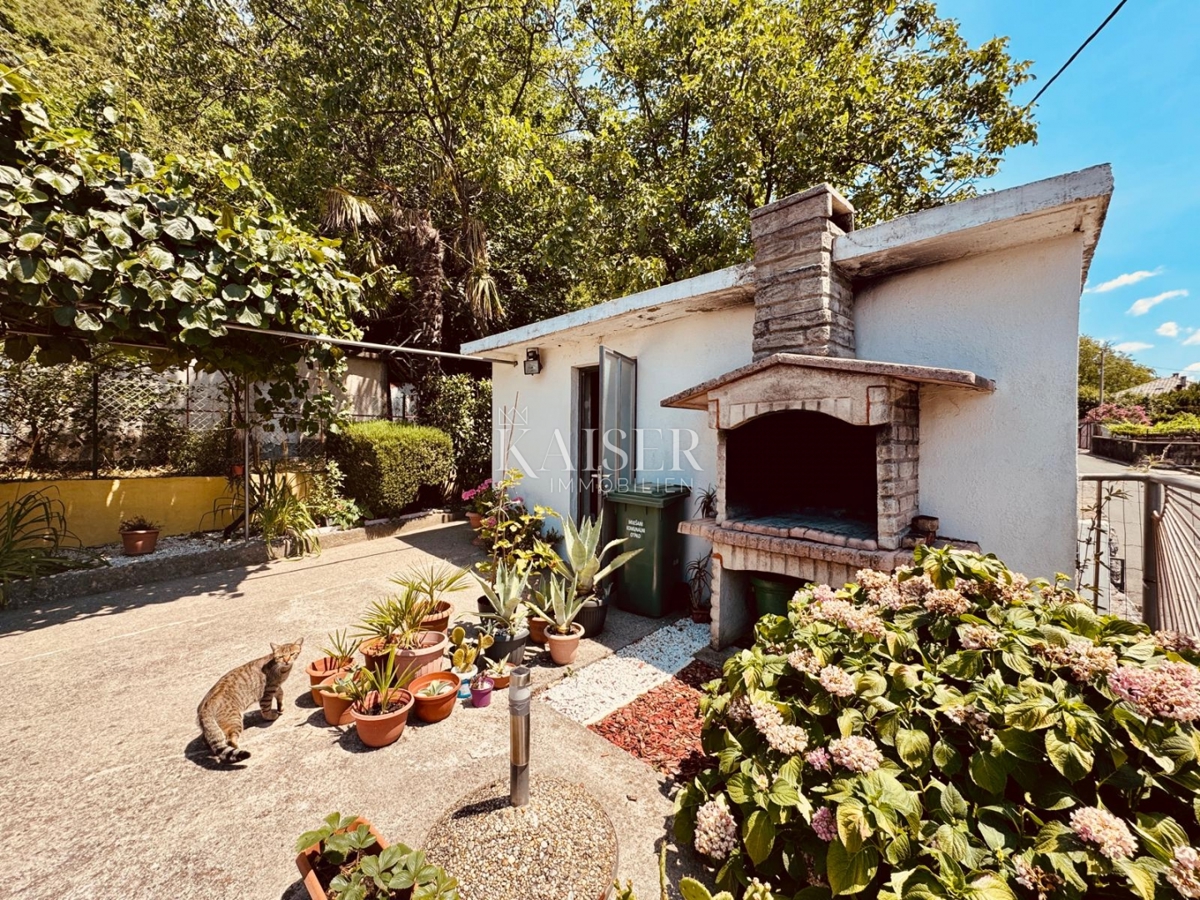 Rijeka, Draga – Tradizionale casa bifamiliare in pietra con giardino e garage