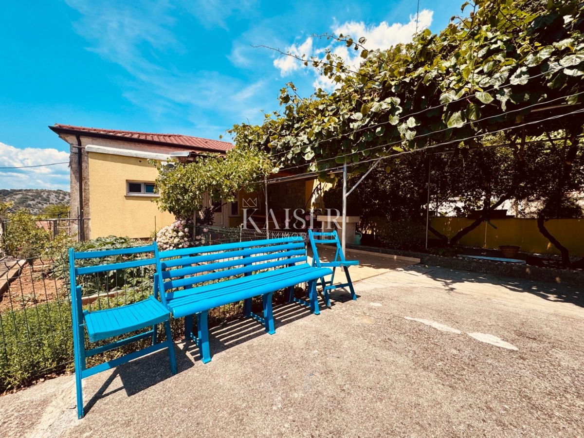 Rijeka, Draga – Tradizionale casa bifamiliare in pietra con giardino e garage