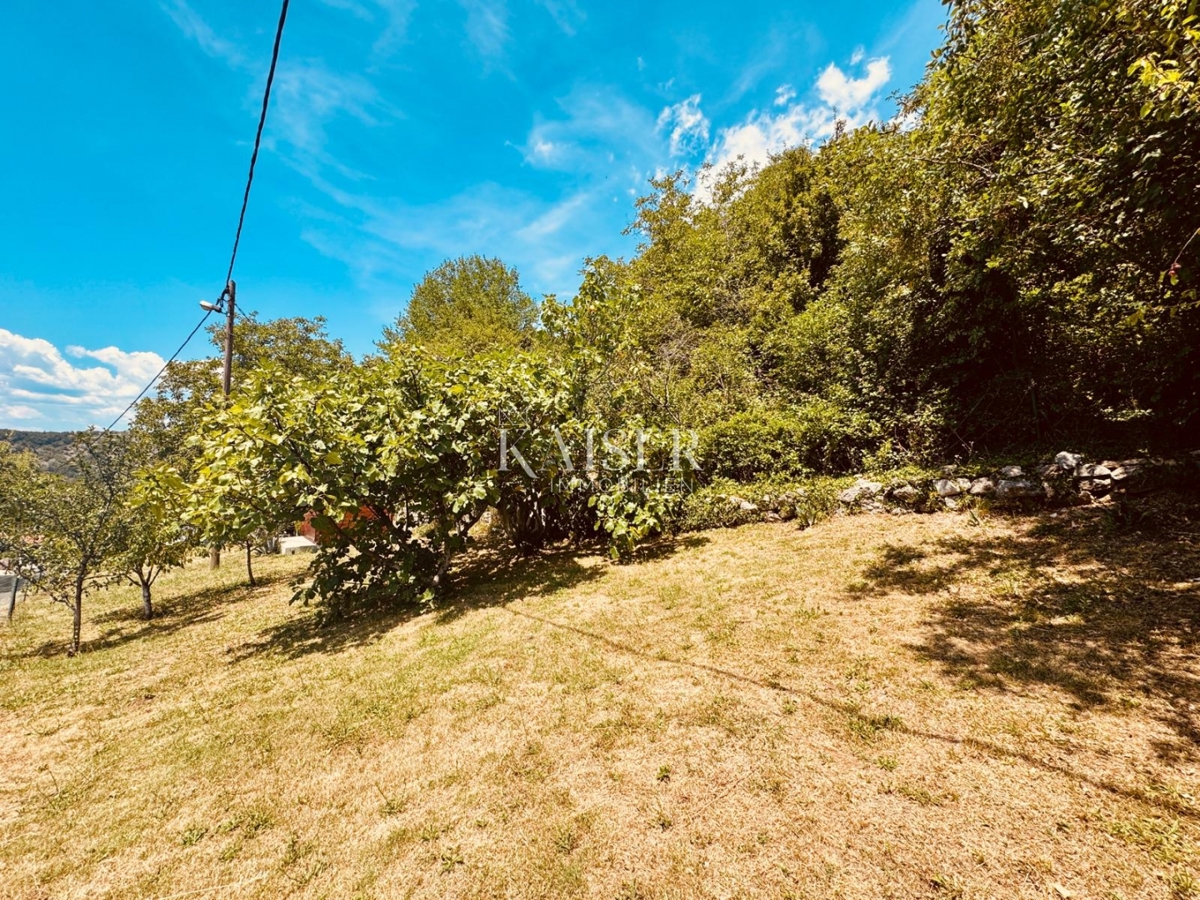 Rijeka, Draga – Tradizionale casa bifamiliare in pietra con giardino e garage