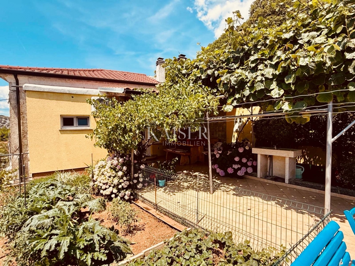 Rijeka, Draga – Tradizionale casa bifamiliare in pietra con giardino e garage