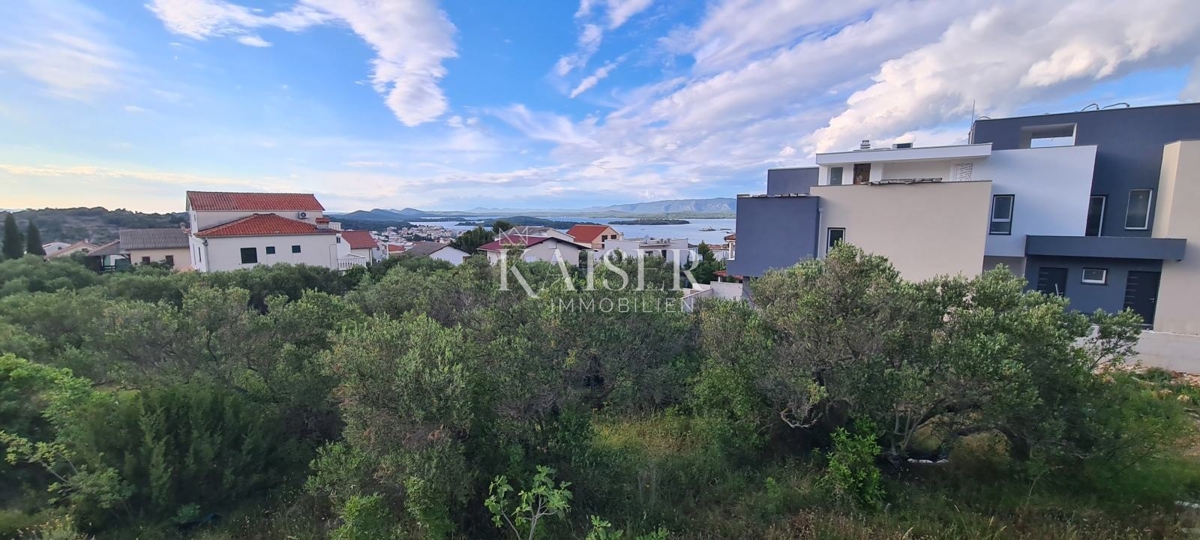 Entroterra di Murter - attraente terreno edificabile con vista sull'arcipelago