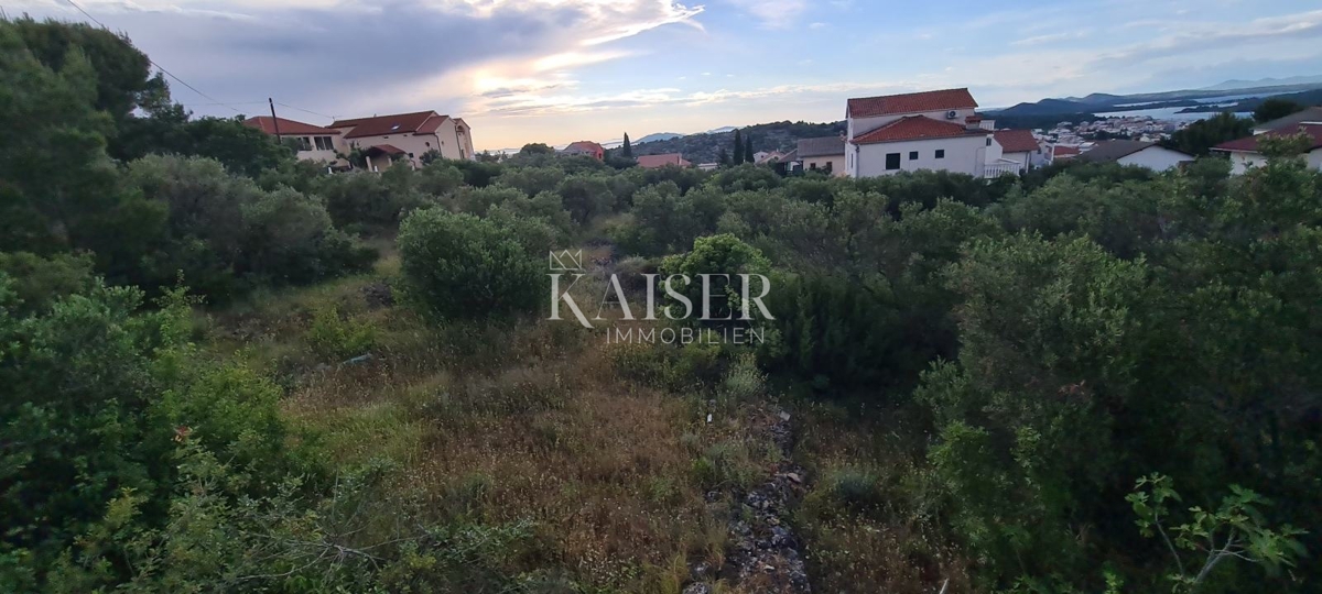 Entroterra di Murter - attraente terreno edificabile con vista sull'arcipelago