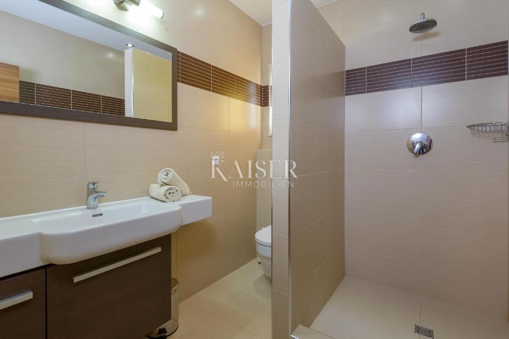 Spalato, Drvenik - Lussuosa villa in pietra, 8700 m2, prima fila al mare