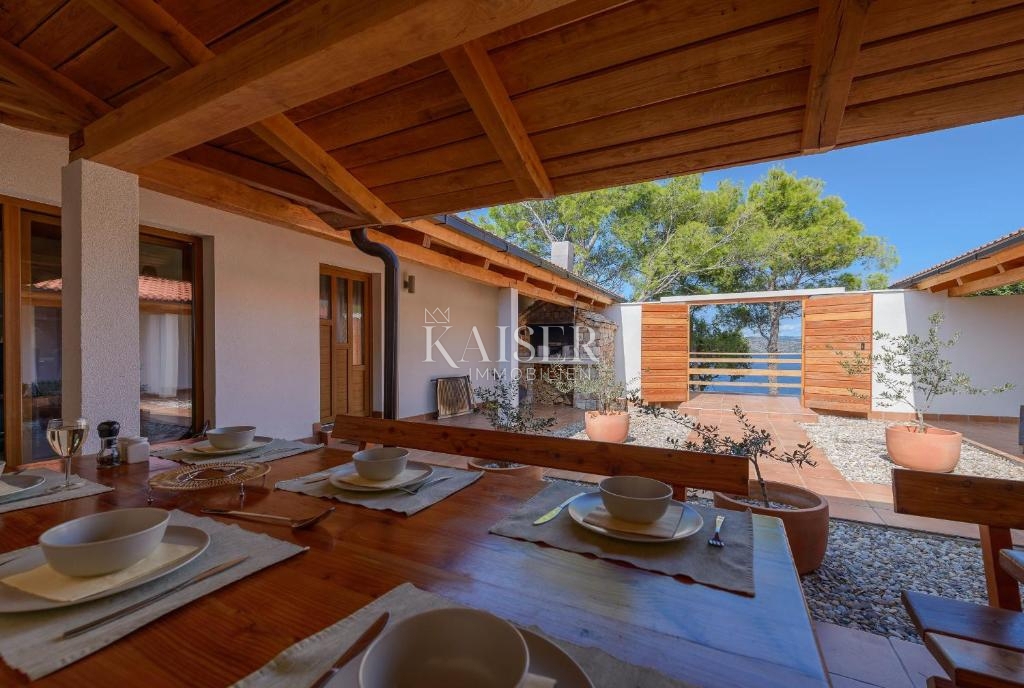 Spalato, Drvenik - Lussuosa villa in pietra, 8700 m2, prima fila al mare