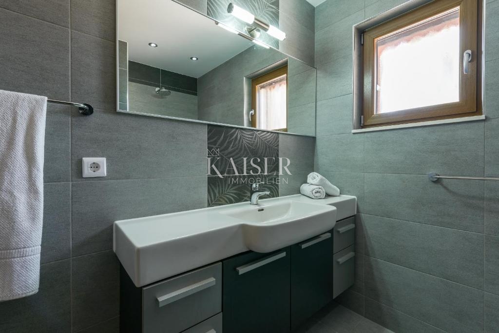 Spalato, Drvenik - Lussuosa villa in pietra, 8700 m2, prima fila al mare